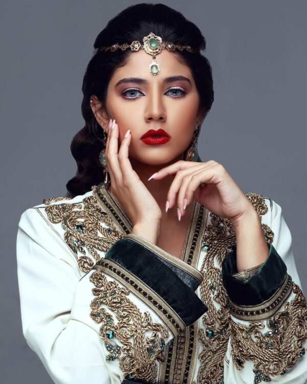 Caftan Market Place Découvrez l'élégance intemporelle du caftan henna, une pièce traditionnelle marocaine magnifiquement ornée. Nos caftans en henna allient beauté et tradition pour des moments inoubliables. Explorez notre collection unique aujourd'hui !