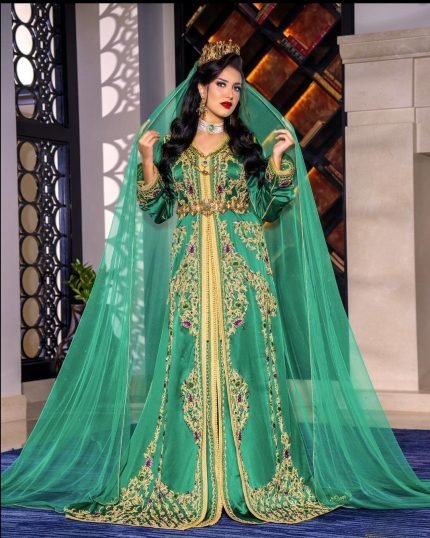 CAFTAN EXPORT Découvrez l'élégance intemporelle du caftan henna, une pièce traditionnelle marocaine magnifiquement ornée. Nos caftans en henna allient beauté et tradition pour des moments inoubliables. Explorez notre collection unique aujourd'hui ! Le caftan Hind, est composé de deux pièces en crêpe de soie blanc, est travaillé avec broderie, sfifa et des boutons en skali bronze. La partie inférieure est un caftan sans manche, confectionnée en drap de soie blanc est également perlé à la main. Il est accompagné d'une ceinture assortie en métal.