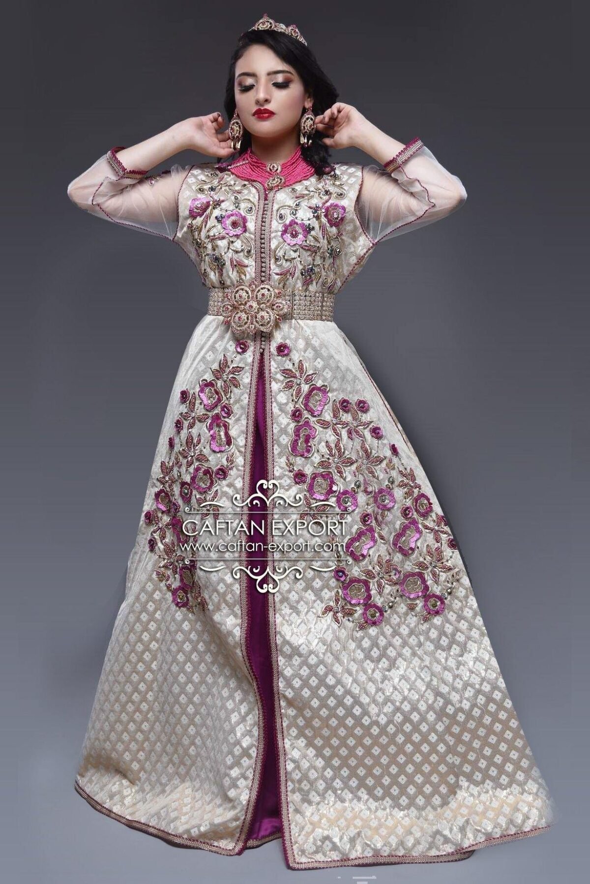 Caftan Market Place Découvrez l'élégance intemporelle du caftan henna, une pièce traditionnelle marocaine magnifiquement ornée. Nos caftans en henna allient beauté et tradition pour des moments inoubliables. Explorez notre collection unique aujourd'hui !