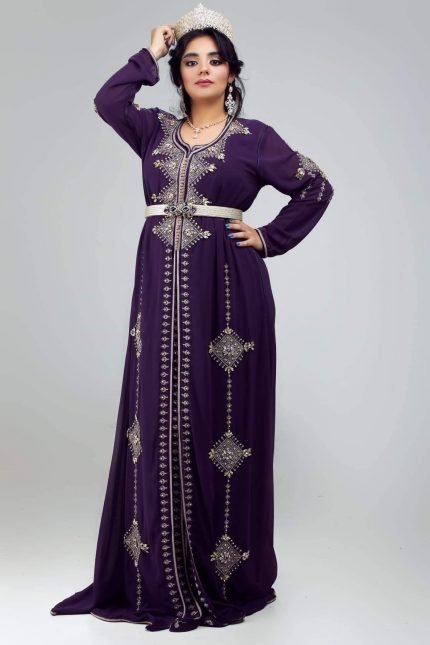 CAFTAN EXPORT Découvrez l'élégance intemporelle du caftan henna, une pièce traditionnelle marocaine magnifiquement ornée. Nos caftans en henna allient beauté et tradition pour des moments inoubliables. Explorez notre collection unique aujourd'hui ! Le caftan safaa, composé de deux pièces en crêpe de soie blanc, travaillé en zewak maalam, sfifa et button en skali bronze. Le bas est confectionné en velours de soie vert royal, Il est accompagné d'une ceinture assortie.