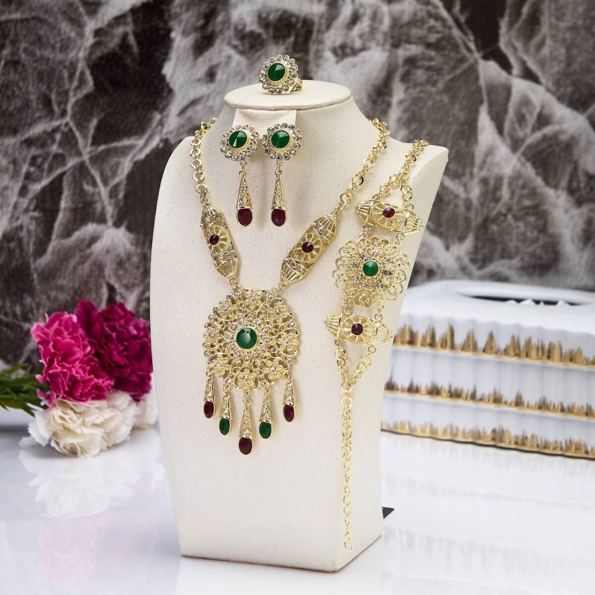 Caftan Market Place Découvrez l'élégance intemporelle du caftan henna, une pièce traditionnelle marocaine magnifiquement ornée. Nos caftans en henna allient beauté et tradition pour des moments inoubliables. Explorez notre collection unique aujourd'hui !