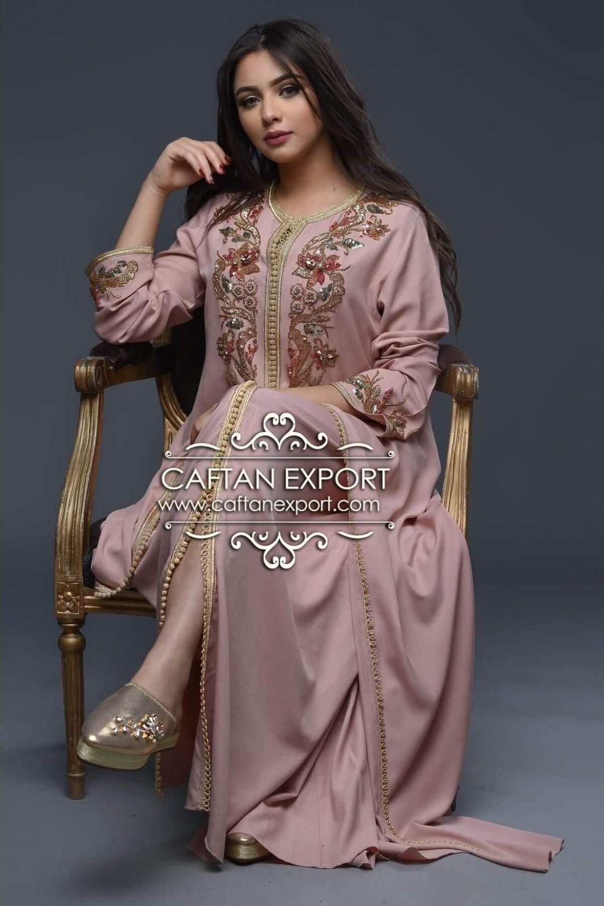 Caftan Market Place Découvrez l'élégance intemporelle du caftan henna, une pièce traditionnelle marocaine magnifiquement ornée. Nos caftans en henna allient beauté et tradition pour des moments inoubliables. Explorez notre collection unique aujourd'hui !