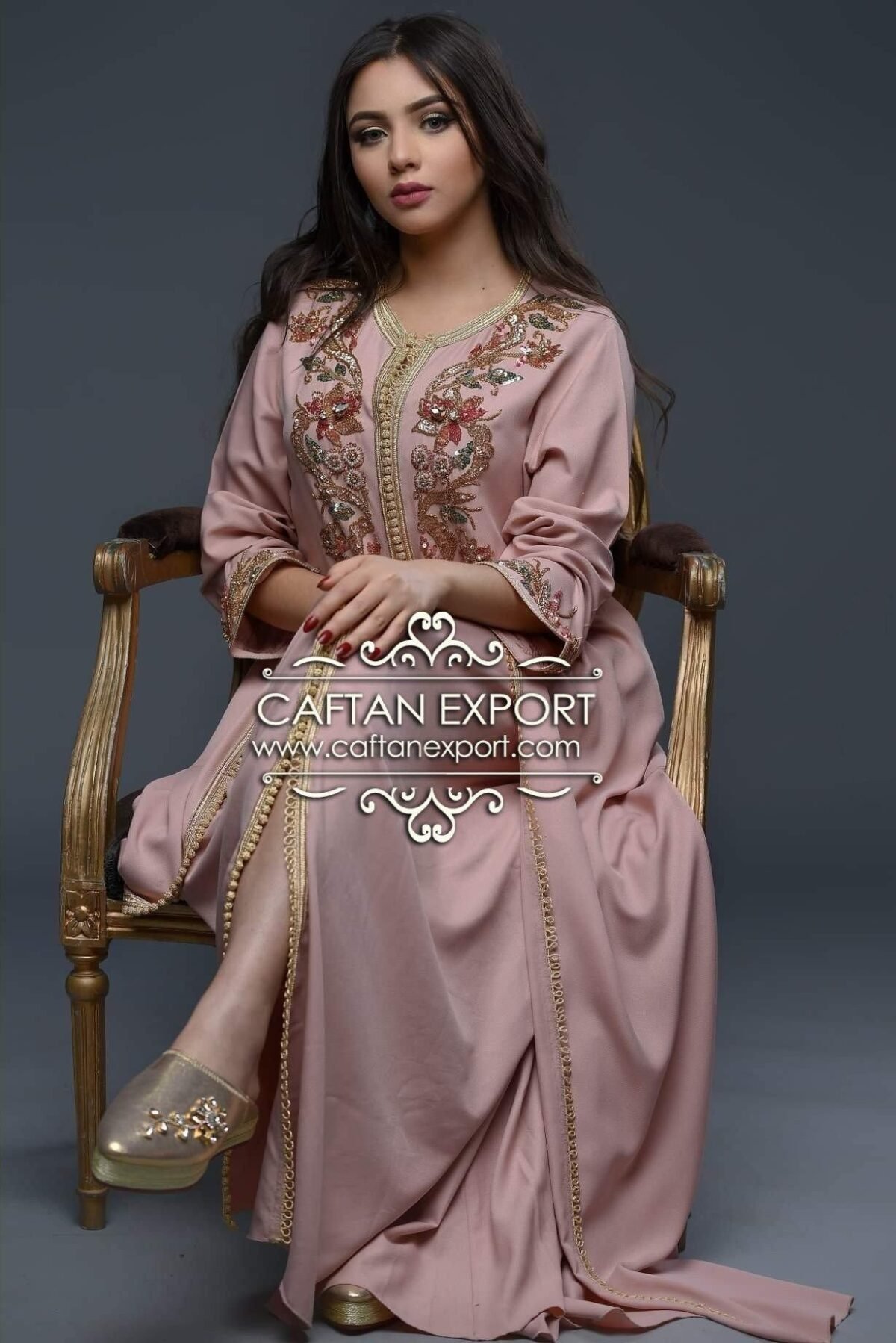 Caftan Market Place Découvrez l'élégance intemporelle du caftan henna, une pièce traditionnelle marocaine magnifiquement ornée. Nos caftans en henna allient beauté et tradition pour des moments inoubliables. Explorez notre collection unique aujourd'hui !