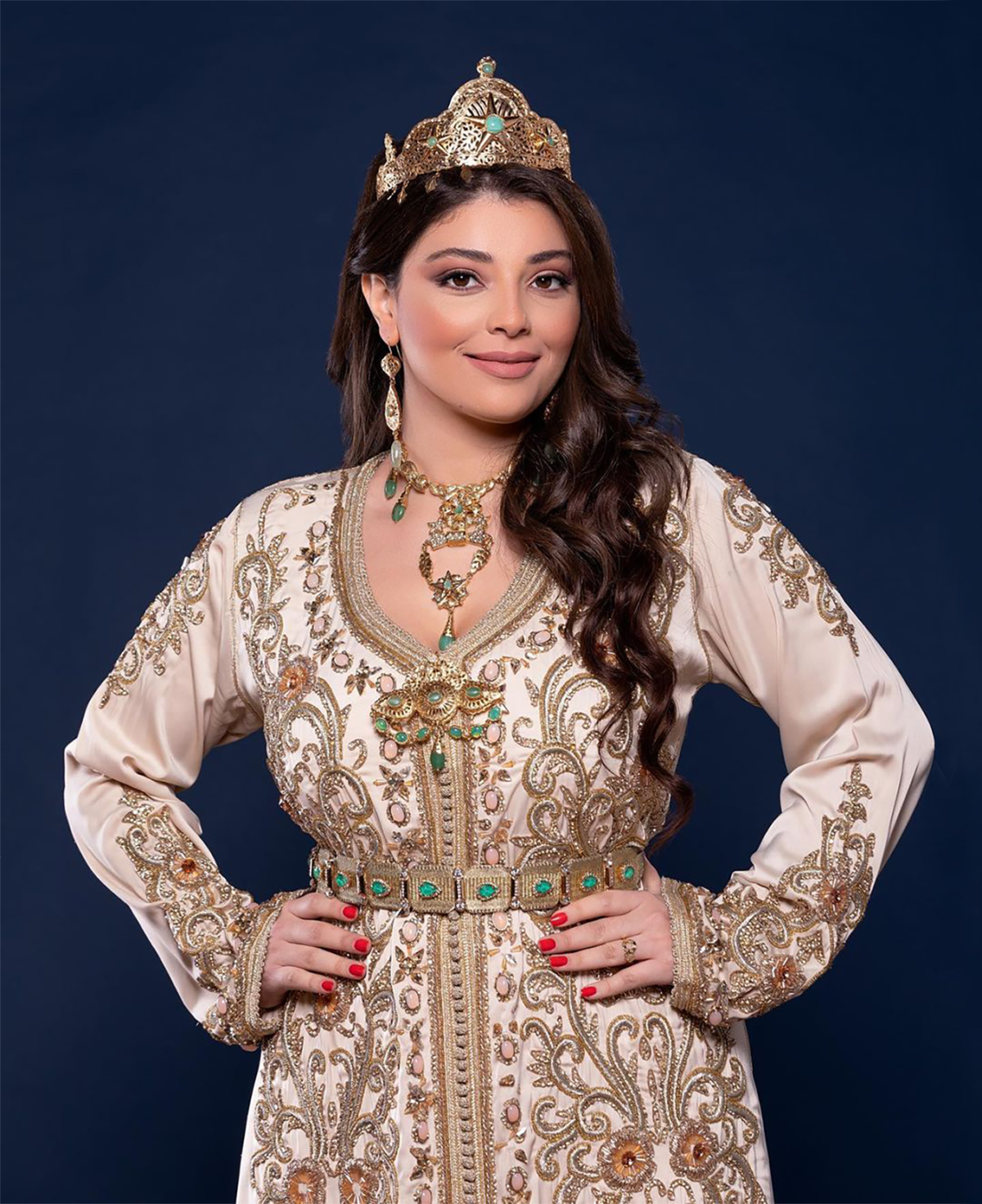 Caftan Market Place Découvrez l'élégance intemporelle du caftan henna, une pièce traditionnelle marocaine magnifiquement ornée. Nos caftans en henna allient beauté et tradition pour des moments inoubliables. Explorez notre collection unique aujourd'hui ! <div class="flex-1 overflow-hidden"> <div class="react-scroll-to-bottom--css-ulaly-79elbk h-full"> <div class="react-scroll-to-bottom--css-ulaly-1n7m0yu"> <div class="flex flex-col text-sm pb-9"> <div class="w-full text-token-text-primary" dir="auto" data-testid="conversation-turn-3" data-scroll-anchor="true"> <div class="py-2 px-3 text-base md:px-4 m-auto md:px-5 lg:px-1 xl:px-5"> <div class="mx-auto flex flex-1 gap-3 text-base juice:gap-4 juice:md:gap-6 md:max-w-3xl lg:max-w-[40rem] xl:max-w-[48rem]"> <div class="relative flex w-full min-w-0 flex-col agent-turn"> <div class="flex-col gap-1 md:gap-3"> <div class="flex flex-grow flex-col max-w-full"> <div class="min-h-[20px] text-message flex flex-col items-start whitespace-pre-wrap break-words [.text-message+&]:mt-5 overflow-x-auto gap-3" dir="auto" data-message-author-role="assistant" data-message-id="e3a71dae-4f91-4b46-b997-a0c09b2500e7"> <div class="markdown prose w-full break-words dark:prose-invert light"> Le Caftan Nora se compose de deux pièces en velours beige, travaillé en broderies dorées, de sfifa et de boutons en skali bronze, perlés entièrement à la main. Le bas est confectionné en drap de soie beige et est accompagné d'une ceinture assortie </div> </div> </div> </div> </div> </div> </div> </div> </div> </div> </div> </div>