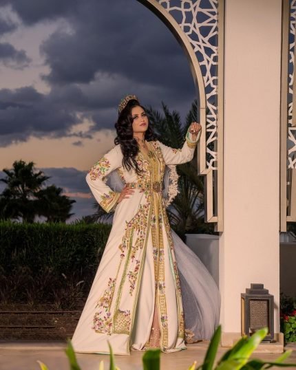 CAFTAN EXPORT Découvrez l'élégance intemporelle du caftan henna, une pièce traditionnelle marocaine magnifiquement ornée. Nos caftans en henna allient beauté et tradition pour des moments inoubliables. Explorez notre collection unique aujourd'hui ! Ce caftan est parfait pour une cérémonie helal. Fabriqué en tissu crêpe de soie, il est brodé et perlé à la main. Le caftan par-dessous, en tissu drap de soie, est accompagné d'une ceinture en métal doré.