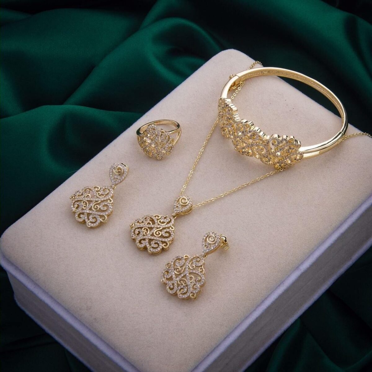 Caftan Market Place Découvrez l'élégance intemporelle du caftan henna, une pièce traditionnelle marocaine magnifiquement ornée. Nos caftans en henna allient beauté et tradition pour des moments inoubliables. Explorez notre collection unique aujourd'hui !