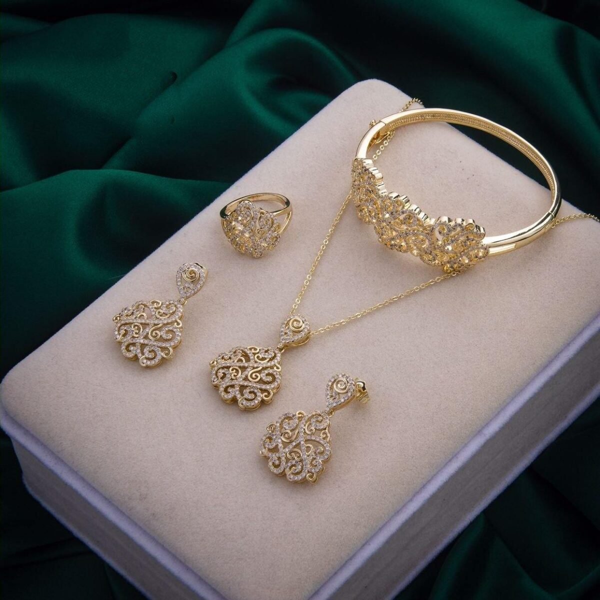 Caftan Market Place Découvrez l'élégance intemporelle du caftan henna, une pièce traditionnelle marocaine magnifiquement ornée. Nos caftans en henna allient beauté et tradition pour des moments inoubliables. Explorez notre collection unique aujourd'hui !