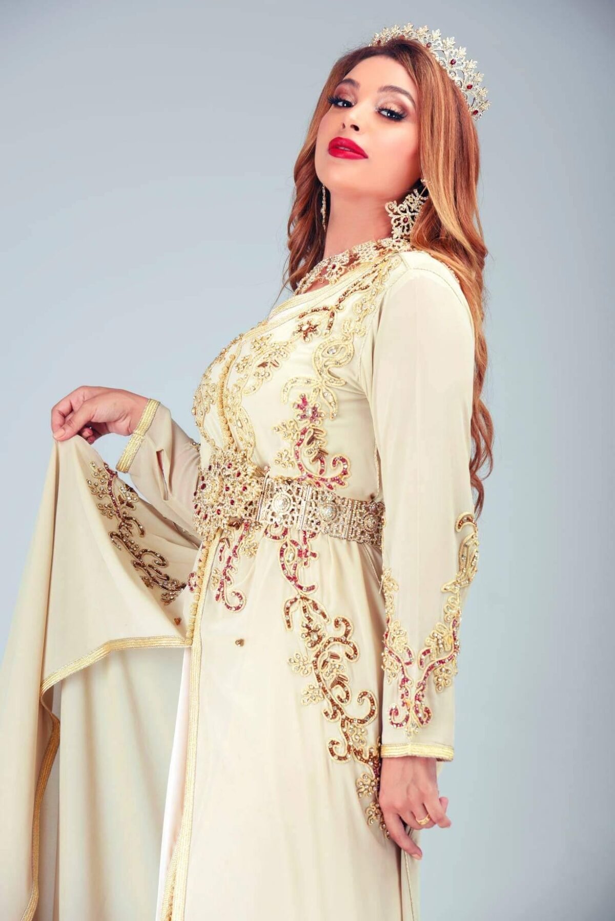 Caftan Market Place Découvrez l'élégance intemporelle du caftan henna, une pièce traditionnelle marocaine magnifiquement ornée. Nos caftans en henna allient beauté et tradition pour des moments inoubliables. Explorez notre collection unique aujourd'hui !
