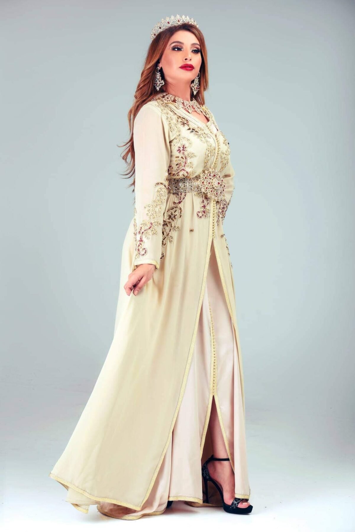 Caftan Market Place Découvrez l'élégance intemporelle du caftan henna, une pièce traditionnelle marocaine magnifiquement ornée. Nos caftans en henna allient beauté et tradition pour des moments inoubliables. Explorez notre collection unique aujourd'hui !
