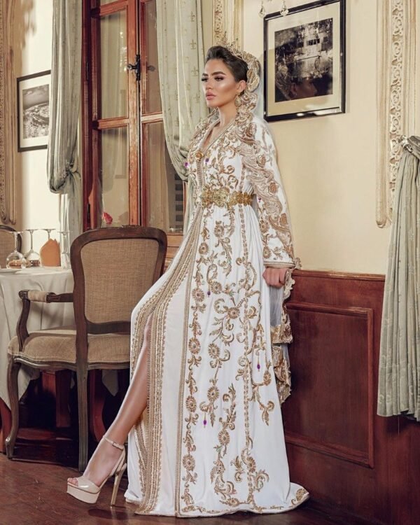 Caftan Market Place Découvrez l'élégance intemporelle du caftan henna, une pièce traditionnelle marocaine magnifiquement ornée. Nos caftans en henna allient beauté et tradition pour des moments inoubliables. Explorez notre collection unique aujourd'hui ! Caftan Market Place Découvrez l'élégance intemporelle du caftan henna, une pièce traditionnelle marocaine magnifiquement ornée. Nos caftans en henna allient beauté et tradition pour des moments inoubliables. Explorez notre collection unique aujourd'hui !