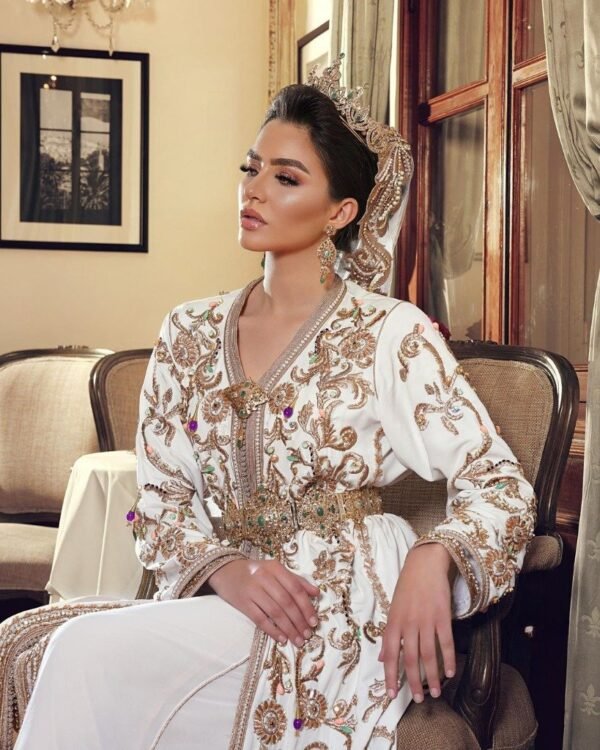 Caftan Market Place Découvrez l'élégance intemporelle du caftan henna, une pièce traditionnelle marocaine magnifiquement ornée. Nos caftans en henna allient beauté et tradition pour des moments inoubliables. Explorez notre collection unique aujourd'hui !