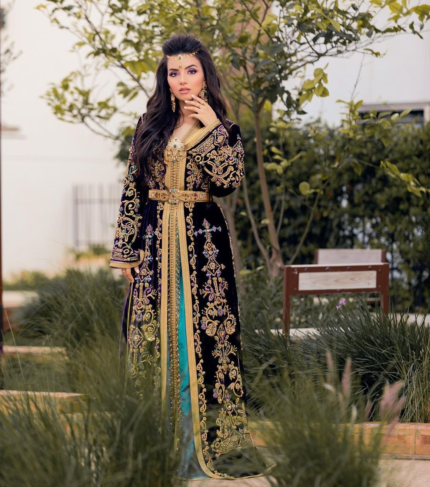 CAFTAN EXPORT Découvrez l'élégance intemporelle du caftan henna, une pièce traditionnelle marocaine magnifiquement ornée. Nos caftans en henna allient beauté et tradition pour des moments inoubliables. Explorez notre collection unique aujourd'hui ! Ce caftan est parfait pour une cérémonie helal. Fabriqué en tissu crêpe de soie, il est brodé et perlé à la main. Le caftan par-dessous, en tissu drap de soie, est accompagné d'une ceinture en métal doré.