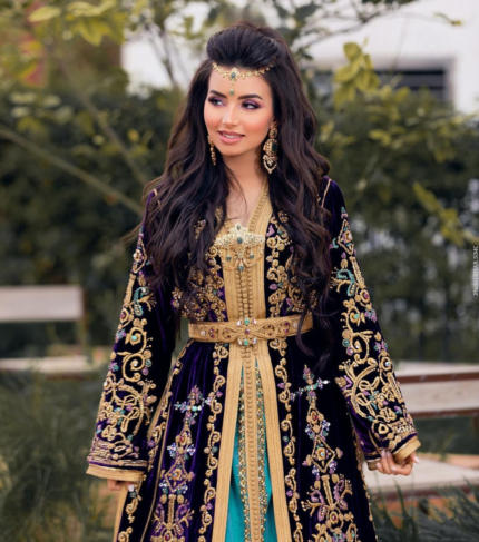 CAFTAN EXPORT Découvrez l'élégance intemporelle du caftan henna, une pièce traditionnelle marocaine magnifiquement ornée. Nos caftans en henna allient beauté et tradition pour des moments inoubliables. Explorez notre collection unique aujourd'hui ! Ce caftan est parfait pour une cérémonie helal. Fabriqué en tissu crêpe de soie, il est brodé et perlé à la main. Le caftan par-dessous, en tissu drap de soie, est accompagné d'une ceinture en métal doré.