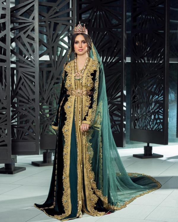 Caftan Market Place Découvrez l'élégance intemporelle du caftan henna, une pièce traditionnelle marocaine magnifiquement ornée. Nos caftans en henna allient beauté et tradition pour des moments inoubliables. Explorez notre collection unique aujourd'hui !