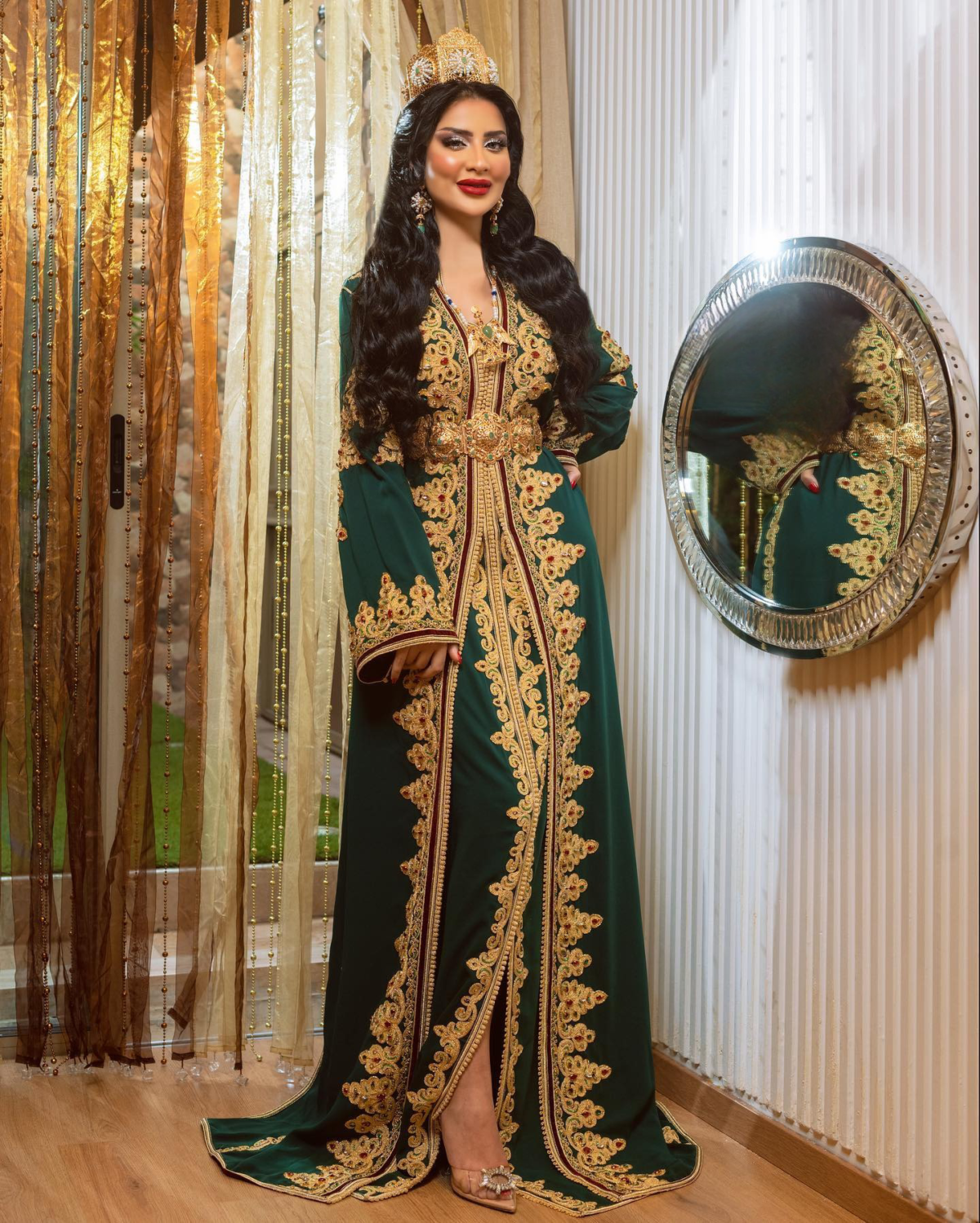 Caftan Market Place Découvrez l'élégance intemporelle du caftan henna, une pièce traditionnelle marocaine magnifiquement ornée. Nos caftans en henna allient beauté et tradition pour des moments inoubliables. Explorez notre collection unique aujourd'hui ! Le caftan se compose de deux pièces en crêpe de soie vert, ornées de broderies dorées, de perles en cristal, de sfifa et de boutons en skali doré. La partie inférieure est confectionnée en drap de soie vert, perlé à la main. Il est accompagné d'une ceinture assortie en métal.