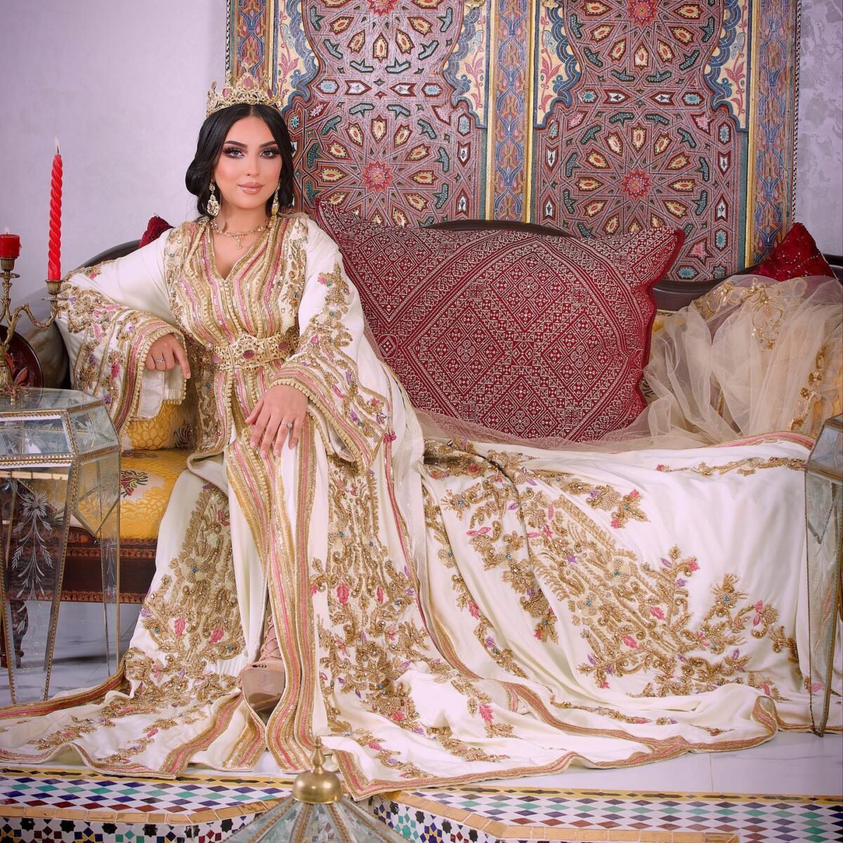 Caftan Market Place Découvrez l'élégance intemporelle du caftan henna, une pièce traditionnelle marocaine magnifiquement ornée. Nos caftans en henna allient beauté et tradition pour des moments inoubliables. Explorez notre collection unique aujourd'hui !