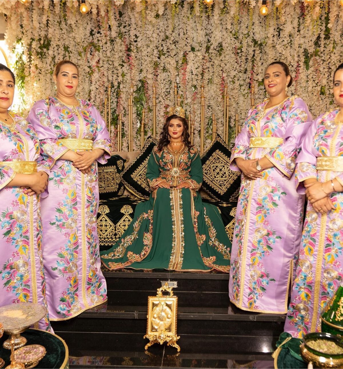 Caftan Market Place Découvrez l'élégance intemporelle du caftan henna, une pièce traditionnelle marocaine magnifiquement ornée. Nos caftans en henna allient beauté et tradition pour des moments inoubliables. Explorez notre collection unique aujourd'hui !