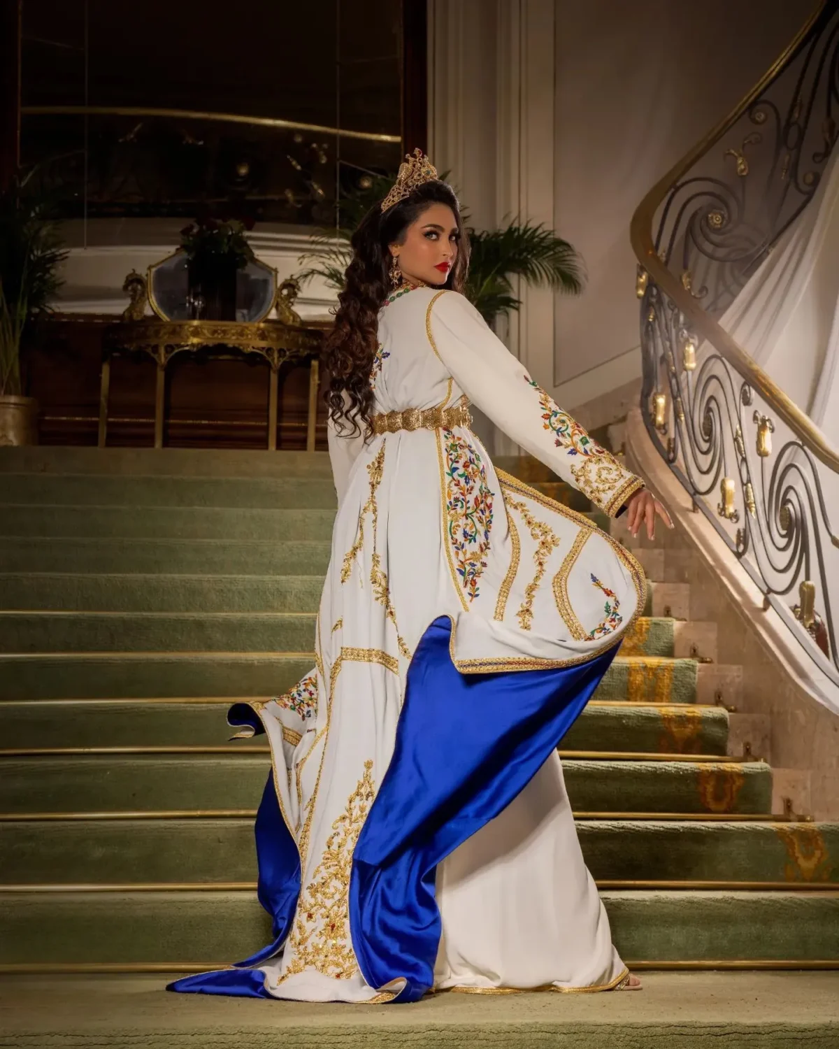 Caftan Market Place Découvrez l'élégance intemporelle du caftan henna, une pièce traditionnelle marocaine magnifiquement ornée. Nos caftans en henna allient beauté et tradition pour des moments inoubliables. Explorez notre collection unique aujourd'hui !