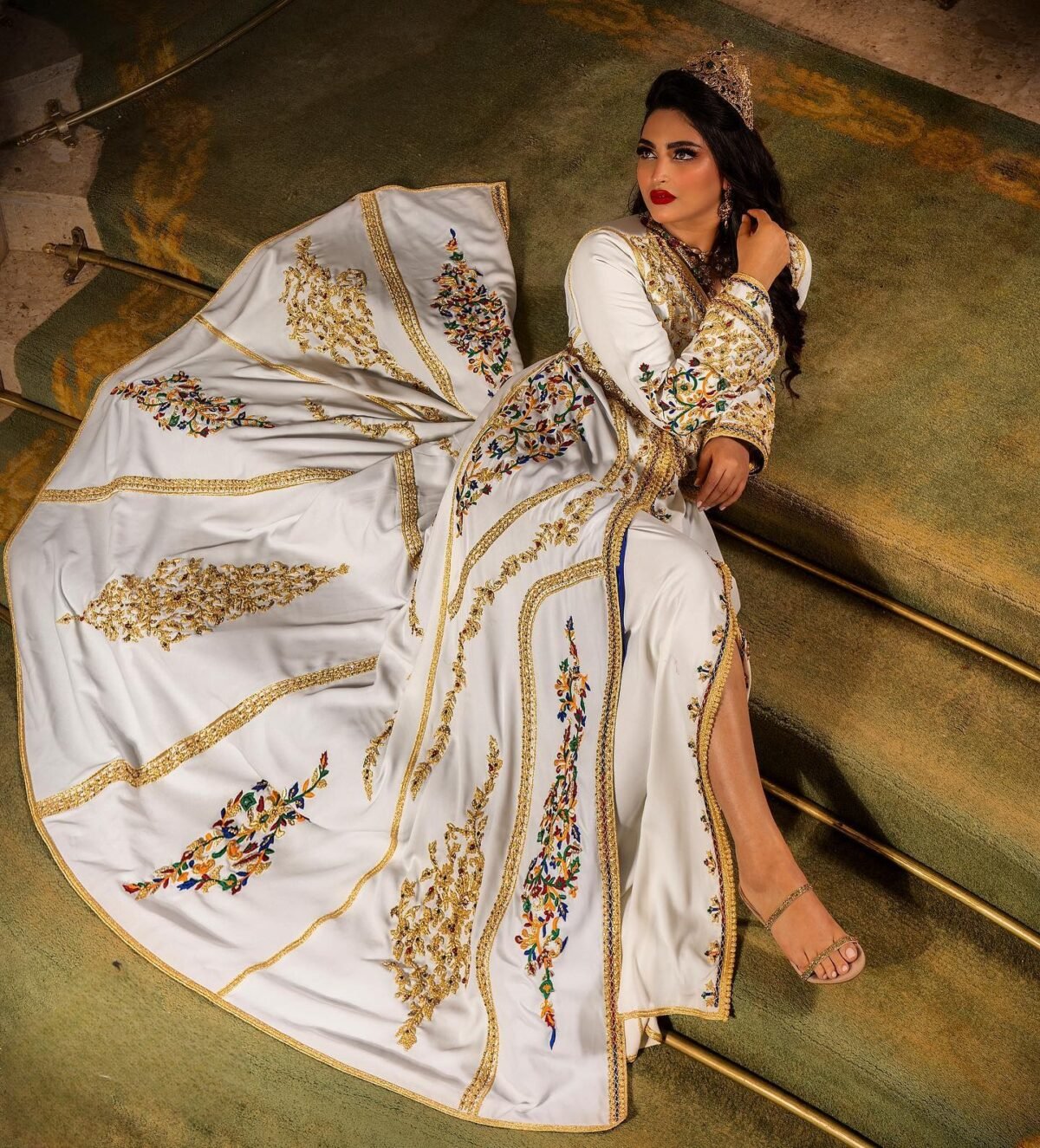 Caftan Market Place Découvrez l'élégance intemporelle du caftan henna, une pièce traditionnelle marocaine magnifiquement ornée. Nos caftans en henna allient beauté et tradition pour des moments inoubliables. Explorez notre collection unique aujourd'hui !