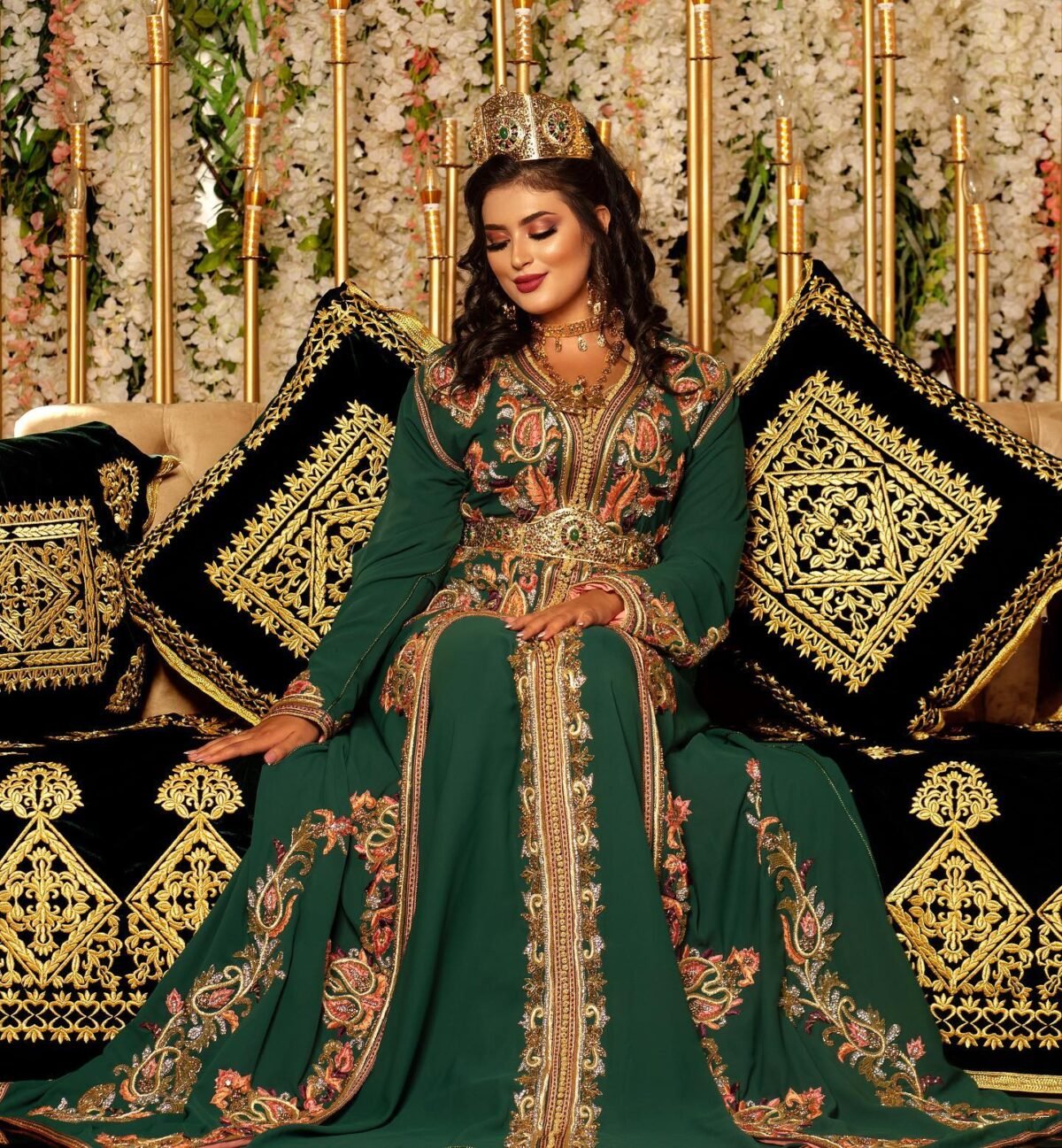 Caftan Market Place Découvrez l'élégance intemporelle du caftan henna, une pièce traditionnelle marocaine magnifiquement ornée. Nos caftans en henna allient beauté et tradition pour des moments inoubliables. Explorez notre collection unique aujourd'hui !