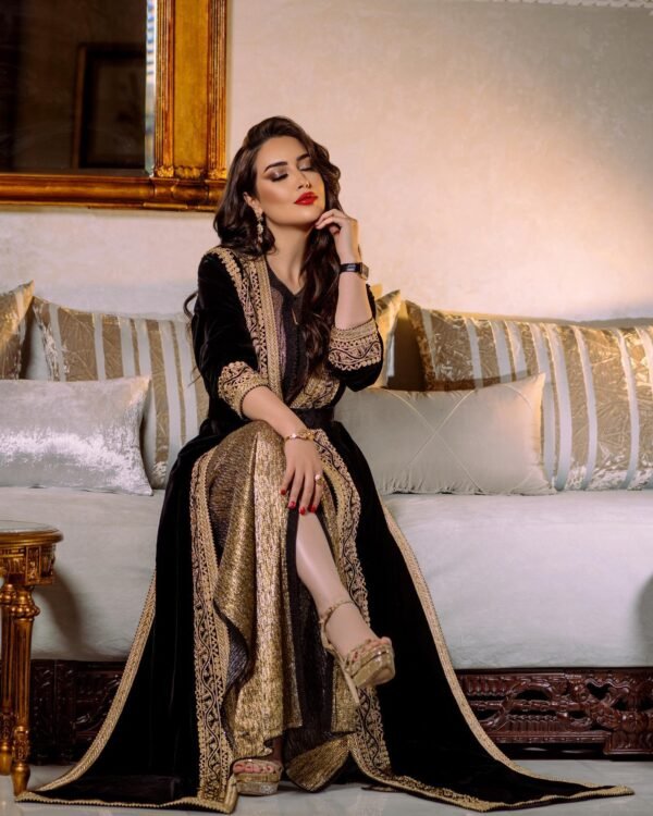 Caftan Market Place Découvrez l'élégance intemporelle du caftan henna, une pièce traditionnelle marocaine magnifiquement ornée. Nos caftans en henna allient beauté et tradition pour des moments inoubliables. Explorez notre collection unique aujourd'hui ! L'Art de la Simplicité Élégante : Nos caftans modernes sont conçus pour les femmes qui apprécient la simplicité et l'élégance. Des lignes épurées, des tissus de qualité supérieure, et une esthétique contemporaine inégalée.