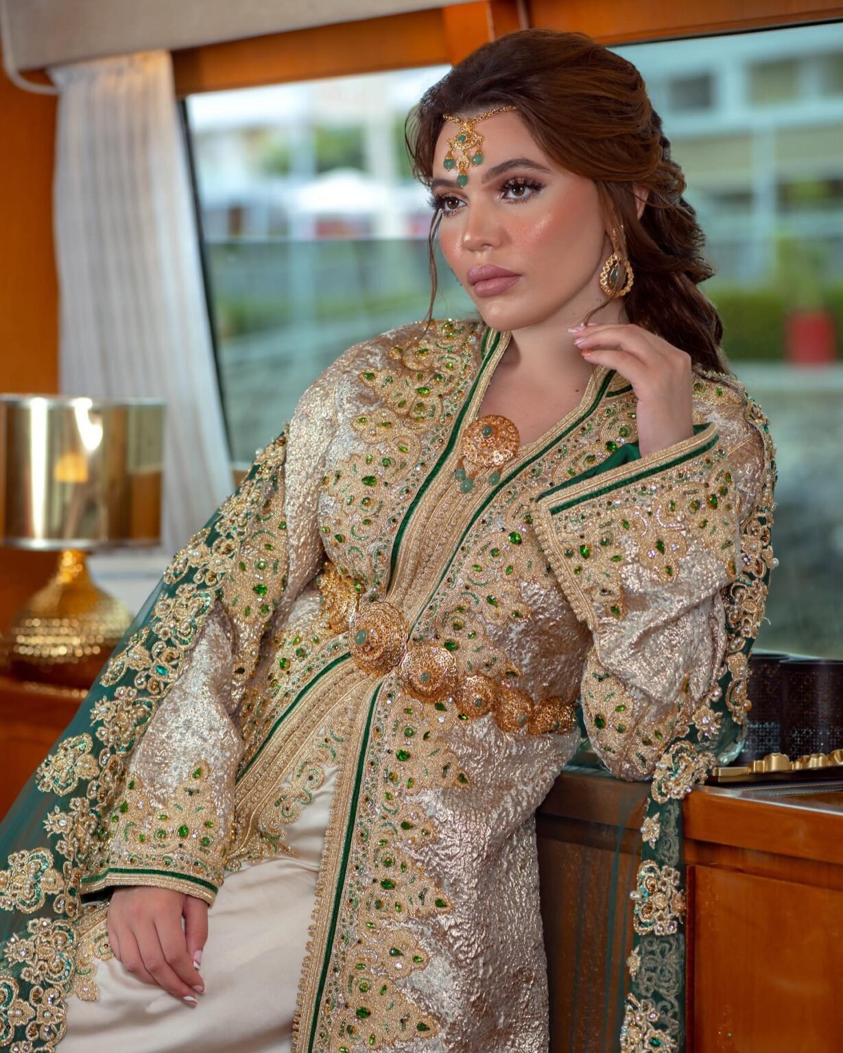 Caftan Élégance : Découvrez notre collection de caftans marocains de mariage, des créations uniques qui incarnent l'élégance et la tradition marocaine. Chaque caftan est une œuvre d'art, brodée à la main avec des détails exquis.