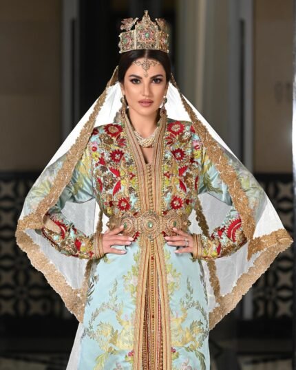 Caftan Élégance : Découvrez notre collection de caftans marocains de mariage, des créations uniques qui incarnent l'élégance et la tradition marocaine. Chaque caftan est une œuvre d'art, brodée à la main avec des détails exquis.