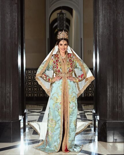 Caftan Élégance : Découvrez notre collection de caftans marocains de mariage, des créations uniques qui incarnent l'élégance et la tradition marocaine. Chaque caftan est une œuvre d'art, brodée à la main avec des détails exquis.