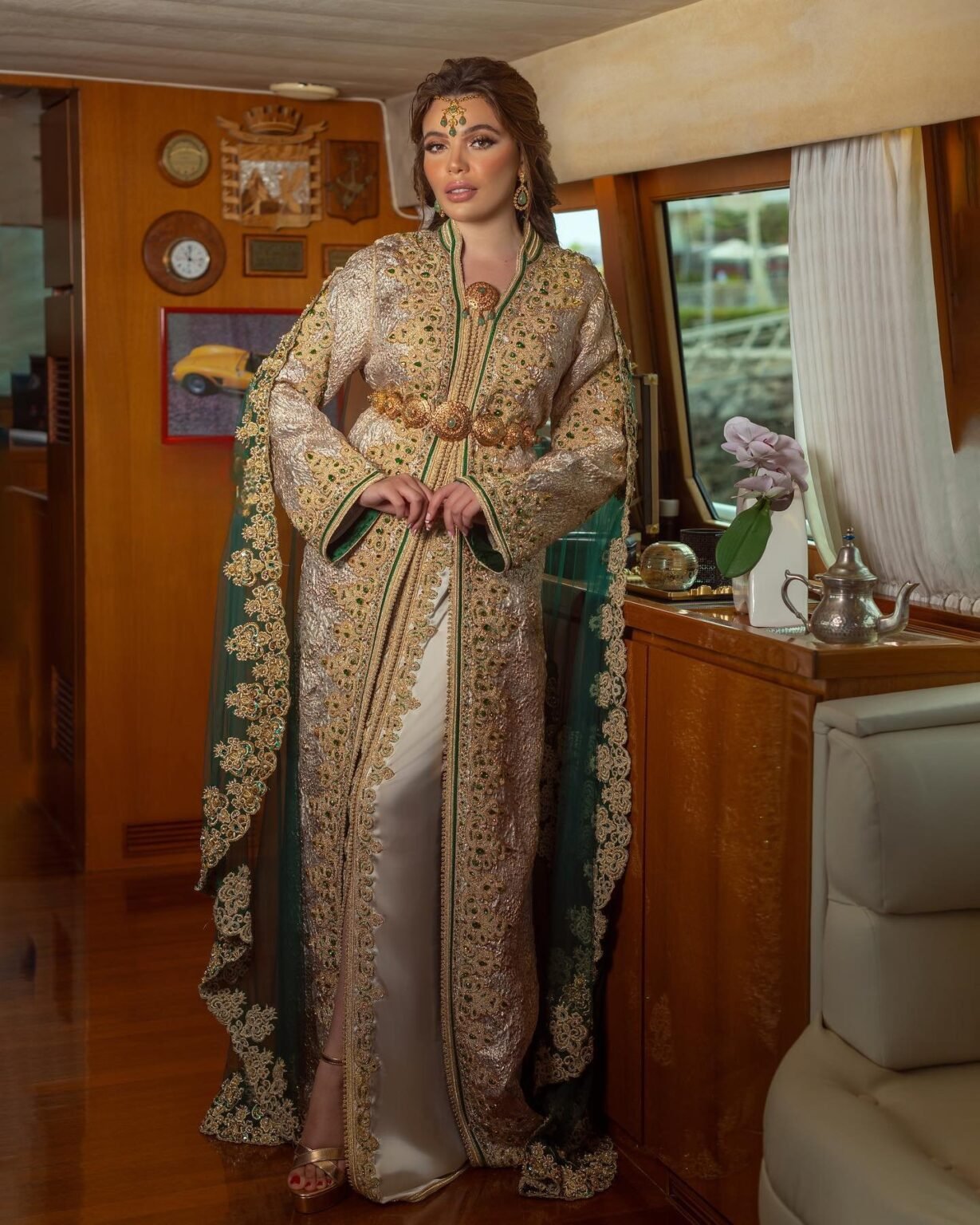 Caftan Élégance : Découvrez notre collection de caftans marocains de mariage, des créations uniques qui incarnent l'élégance et la tradition marocaine. Chaque caftan est une œuvre d'art, brodée à la main avec des détails exquis.