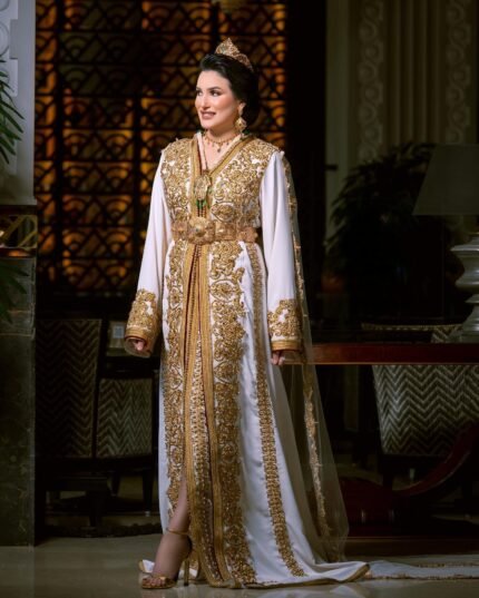 Caftan Élégance : Découvrez notre collection de caftans marocains de mariage, des créations uniques qui incarnent l'élégance et la tradition marocaine. Chaque caftan est une œuvre d'art, brodée à la main avec des détails exquis.