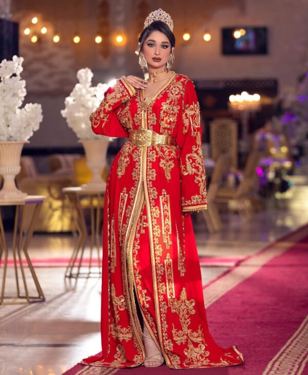 Caftan Market Place Découvrez l'élégance intemporelle du caftan henna, une pièce traditionnelle marocaine magnifiquement ornée. Nos caftans en henna allient beauté et tradition pour des moments inoubliables. Explorez notre collection unique aujourd'hui ! L'Amour en Broderie : Chaque point de broderie sur nos caftans marocains raconte une histoire d'amour. Portez cette histoire avec grâce et fierté le jour de votre mariage