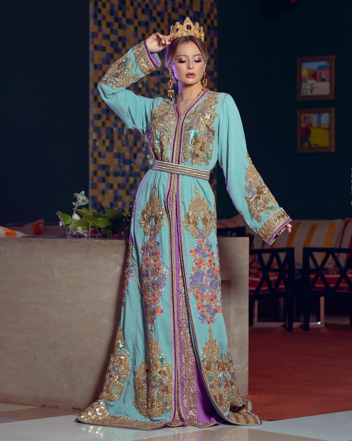 Élégance Intemporelle : Découvrez notre collection de caftans marocains de mariage, des créations uniques qui incarnent l'élégance et la tradition marocaine. Chaque caftan est une œuvre d'art, brodée à la main avec des détails exquis.