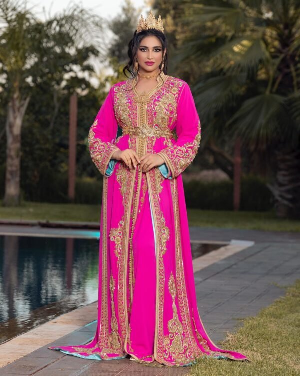 Caftan Market Place Découvrez l'élégance intemporelle du caftan henna, une pièce traditionnelle marocaine magnifiquement ornée. Nos caftans en henna allient beauté et tradition pour des moments inoubliables. Explorez notre collection unique aujourd'hui ! Le Charme Oriental : Plongez dans l'univers envoûtant de nos caftans marocains de mariage. Ces tenues vous transportent dans un conte des Mille et Une Nuits, alliant le raffinement du passé au glamour moderne.