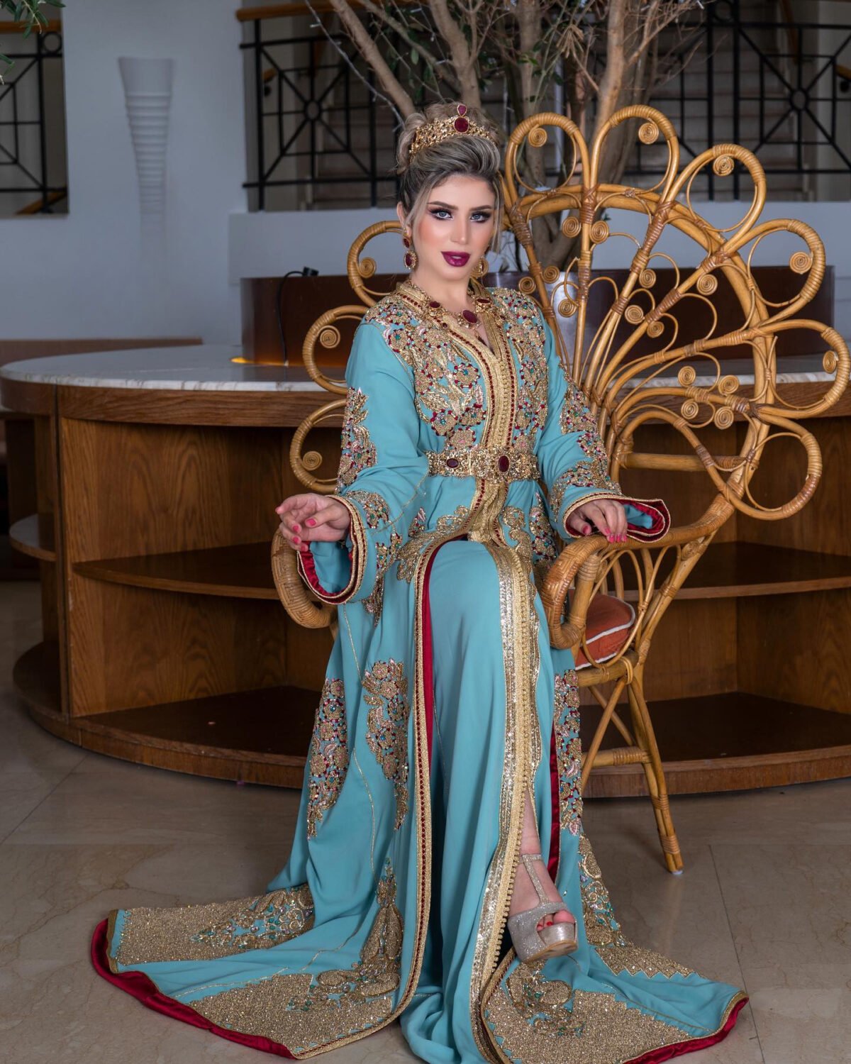 Caftan Market Place Découvrez l'élégance intemporelle du caftan henna, une pièce traditionnelle marocaine magnifiquement ornée. Nos caftans en henna allient beauté et tradition pour des moments inoubliables. Explorez notre collection unique aujourd'hui ! Le caftan Kaoutar est composé de deux pièces en crêpe de soie bleu, ornées de broderies dorées, de sfifa et de boutons en skali doré. Il est doublé en satin de soie rouge. La partie inférieure est un caftan sans manches, confectionné en drap de soie bleu et perlé à la main. Il est accompagné d'une ceinture assortie en métal.