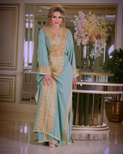 CAFTAN EXPORT Découvrez l'élégance intemporelle du caftan henna, une pièce traditionnelle marocaine magnifiquement ornée. Nos caftans en henna allient beauté et tradition pour des moments inoubliables. Explorez notre collection unique aujourd'hui ! Takchita deux pièces en crêpe de soie, ornée de broderies et de perles réalisées à la main. La pièce pardessus en crêpe de soie est également brodée et perlée à la main, et elle est accompagnée d'une ceinture en métal doré.