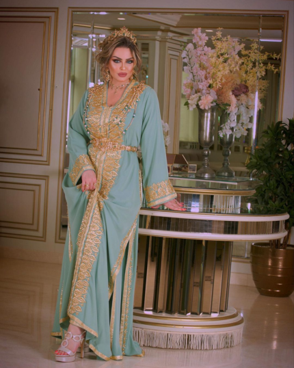 CAFTAN EXPORT Découvrez l'élégance intemporelle du caftan henna, une pièce traditionnelle marocaine magnifiquement ornée. Nos caftans en henna allient beauté et tradition pour des moments inoubliables. Explorez notre collection unique aujourd'hui ! Takchita deux pièces en crêpe de soie, ornée de broderies et de perles réalisées à la main. La pièce pardessus en crêpe de soie est également brodée et perlée à la main, et elle est accompagnée d'une ceinture en métal doré.