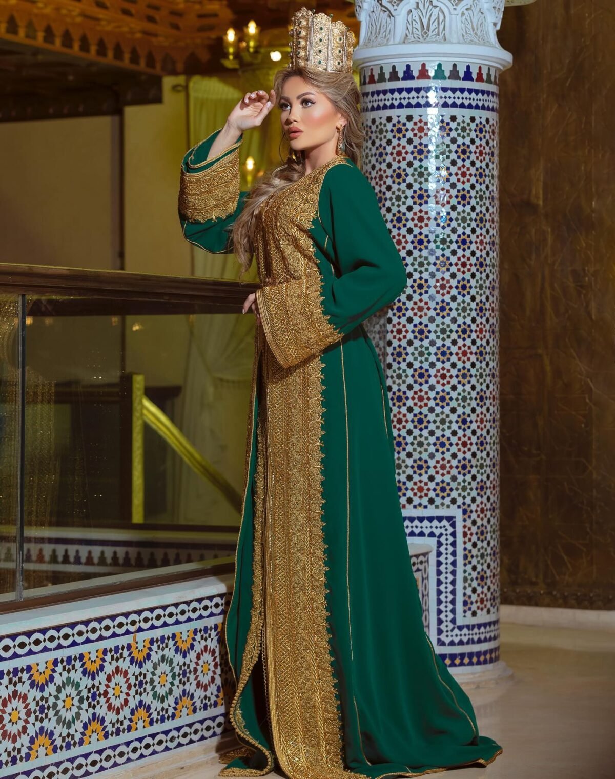 Caftan Market Place Découvrez l'élégance intemporelle du caftan henna, une pièce traditionnelle marocaine magnifiquement ornée. Nos caftans en henna allient beauté et tradition pour des moments inoubliables. Explorez notre collection unique aujourd'hui ! Le caftan Chahinaz est composé de deux pièces en crêpe de soie vert, ornées de broderies dorées, de sfifa et de boutons en skali doré. La partie inférieure est un caftan confectionné en drap de soie vert et perlé à la main. Il est accompagné d'une ceinture assortie en métal.