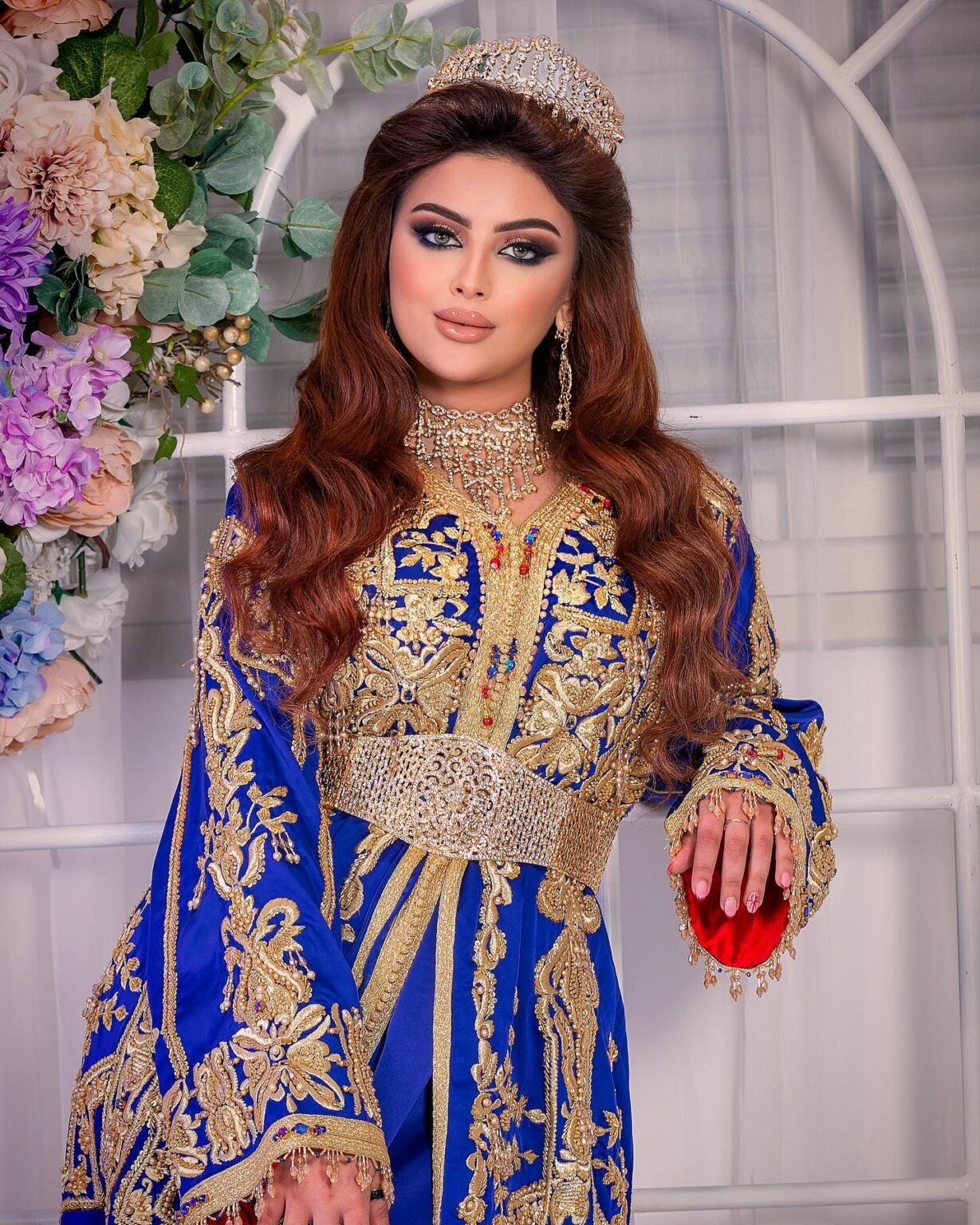 CAFTAN EXPORT Découvrez l'élégance intemporelle du caftan henna, une pièce traditionnelle marocaine magnifiquement ornée. Nos caftans en henna allient beauté et tradition pour des moments inoubliables. Explorez notre collection unique aujourd'hui ! Ce caftan est parfait pour une cérémonie helal. Fabriqué en tissu crêpe de soie, il est brodé et perlé à la main. Le caftan par-dessous, en tissu drap de soie, est accompagné d'une ceinture en métal doré.