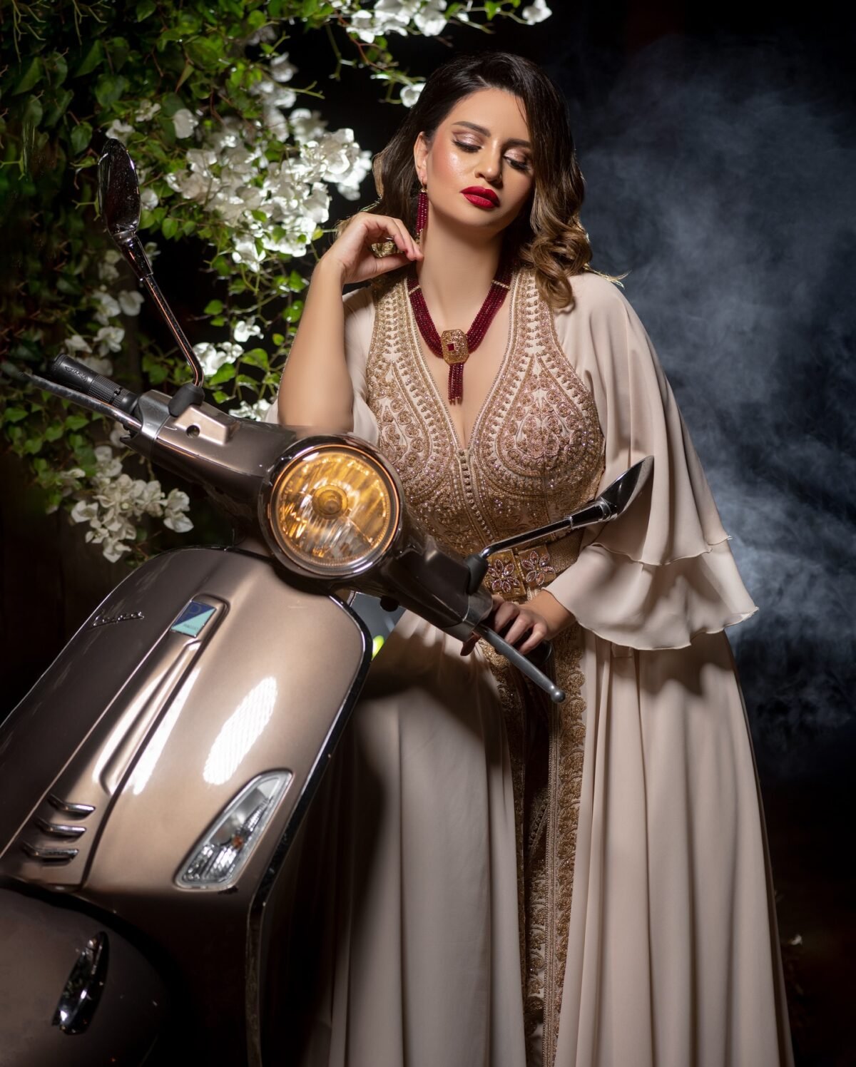 Caftan Market Place Découvrez l'élégance intemporelle du caftan henna, une pièce traditionnelle marocaine magnifiquement ornée. Nos caftans en henna allient beauté et tradition pour des moments inoubliables. Explorez notre collection unique aujourd'hui ! Caftan effet deux pièces en drap de soie beige, orné de broderies en fil bronze et de perles faites à la main. La jupe est attachée au caftan au niveau de la taille, également ornée de broderies et de perles. Le caftan peut être porté sans la jupe et est livré avec une ceinture assortie en métal bronze.