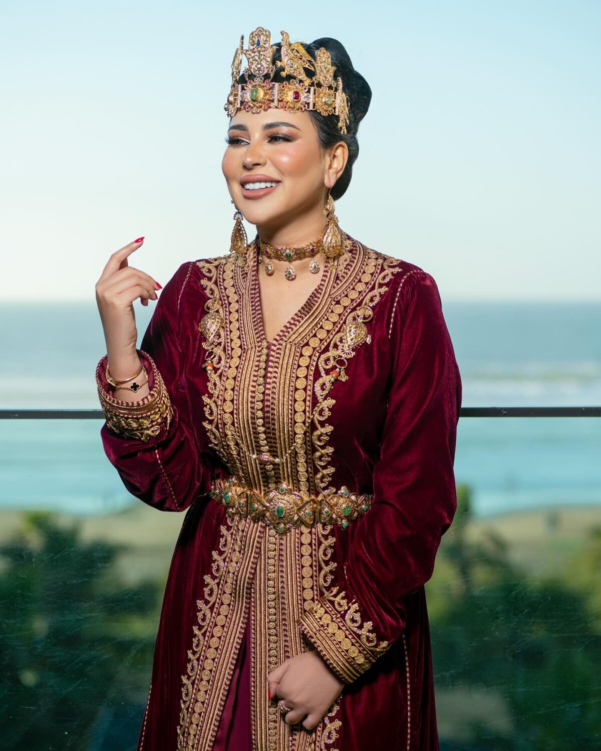 Caftan Market Place Découvrez l'élégance intemporelle du caftan henna, une pièce traditionnelle marocaine magnifiquement ornée. Nos caftans en henna allient beauté et tradition pour des moments inoubliables. Explorez notre collection unique aujourd'hui ! Le caftan Narjiss se compose de deux pièces en velours Bordeau, ornées de broderies dorées, de perles en cristal, de sfifa et de boutons en skali doré. La partie inférieure est confectionnée en drap de soie Bordeau, perlé à la main. Il est accompagné d'une ceinture assortie en métal.
