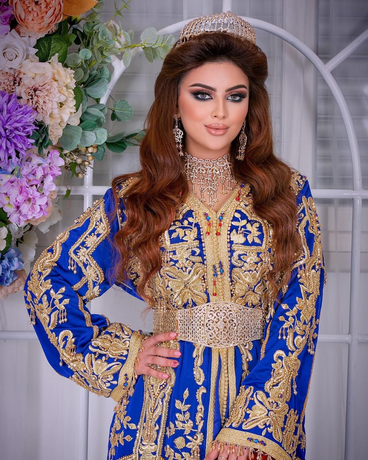Caftan Market Place Découvrez l'élégance intemporelle du caftan henna, une pièce traditionnelle marocaine magnifiquement ornée. Nos caftans en henna allient beauté et tradition pour des moments inoubliables. Explorez notre collection unique aujourd'hui ! Ce caftan est parfait pour une cérémonie helal. Fabriqué en tissu crêpe de soie, il est brodé et perlé à la main. Le caftan par-dessous, en tissu drap de soie, est accompagné d'une ceinture en métal doré.