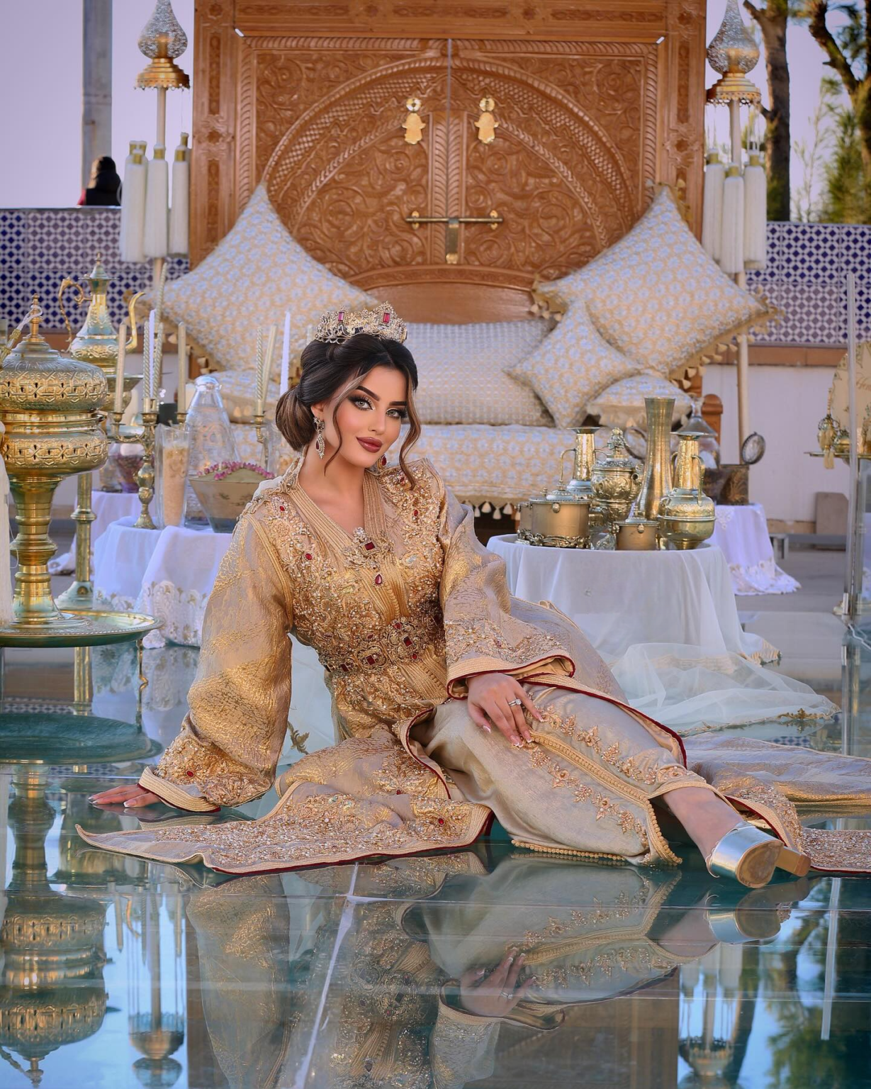 CAFTAN EXPORT Découvrez l'élégance intemporelle du caftan henna, une pièce traditionnelle marocaine magnifiquement ornée. Nos caftans en henna allient beauté et tradition pour des moments inoubliables. Explorez notre collection unique aujourd'hui ! Caftan de mariage en brocard doré, brodé et perlé à la main. Le bas en satin duchesse est également brodé et perlé à la main, livré avec une ceinture assortie en metal.