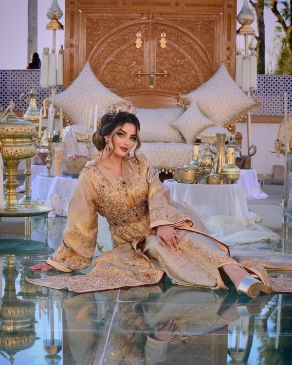 Caftan Market Place Découvrez l'élégance intemporelle du caftan henna, une pièce traditionnelle marocaine magnifiquement ornée. Nos caftans en henna allient beauté et tradition pour des moments inoubliables. Explorez notre collection unique aujourd'hui !