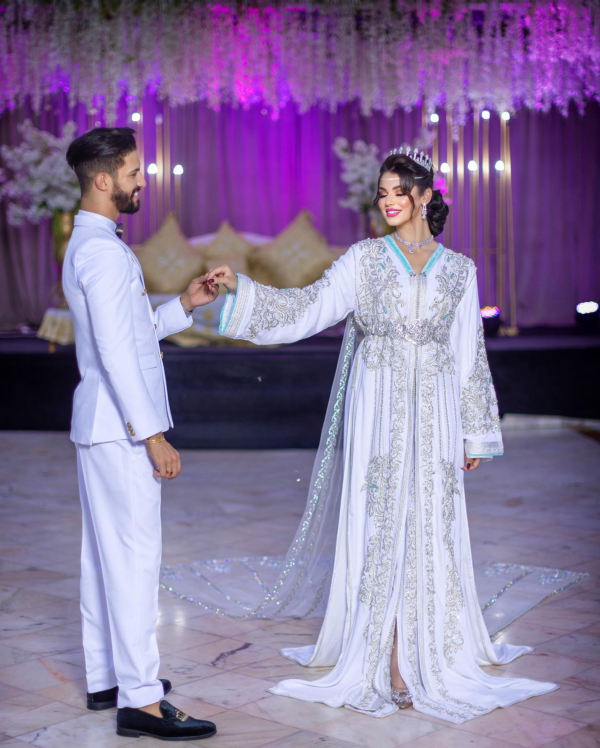 Caftan Market Place Découvrez l'élégance intemporelle du caftan henna, une pièce traditionnelle marocaine magnifiquement ornée. Nos caftans en henna allient beauté et tradition pour des moments inoubliables. Explorez notre collection unique aujourd'hui !