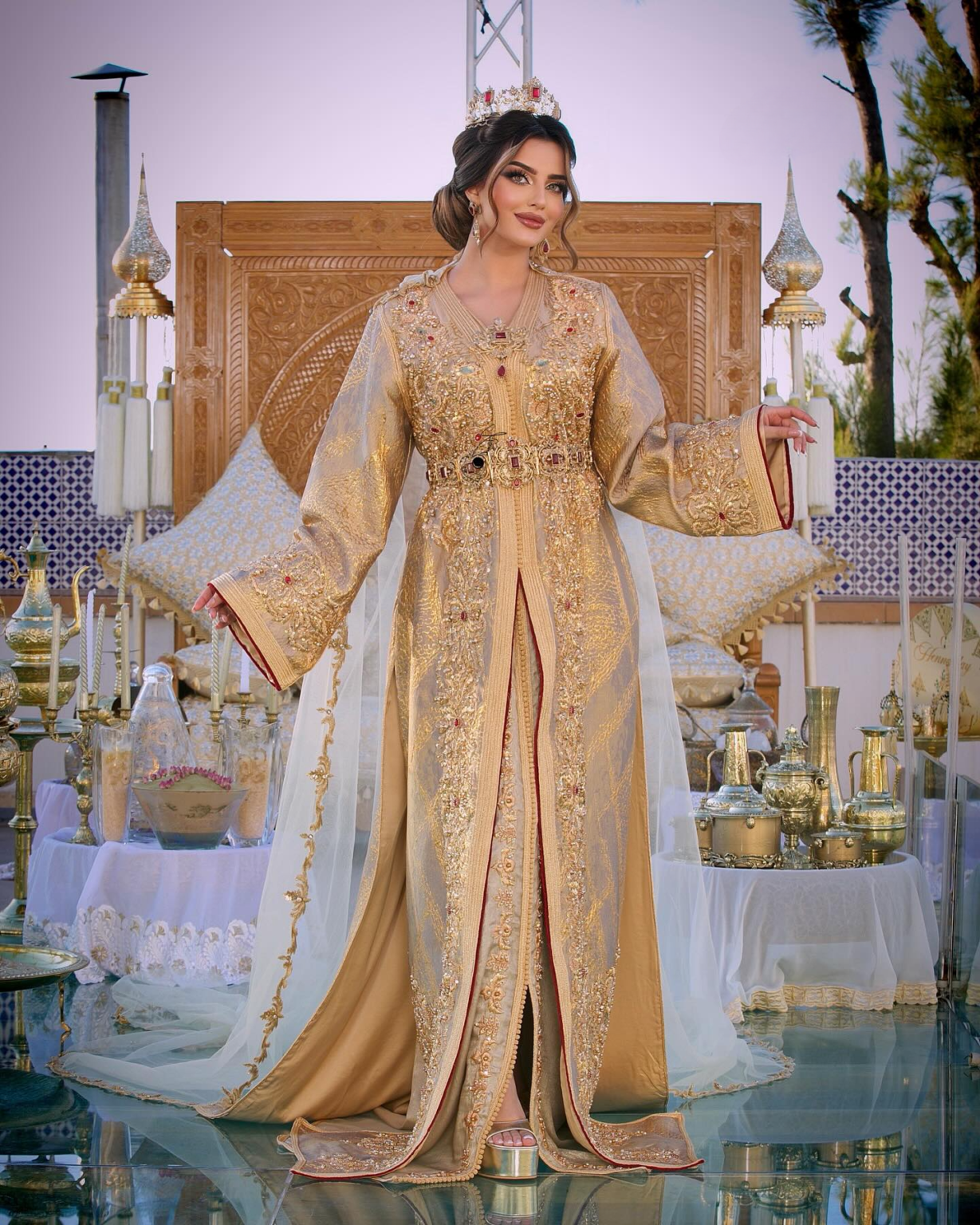 CAFTAN EXPORT Découvrez l'élégance intemporelle du caftan henna, une pièce traditionnelle marocaine magnifiquement ornée. Nos caftans en henna allient beauté et tradition pour des moments inoubliables. Explorez notre collection unique aujourd'hui ! Caftan de mariage en brocard doré, brodé et perlé à la main. Le bas en satin duchesse est également brodé et perlé à la main, livré avec une ceinture assortie en metal.