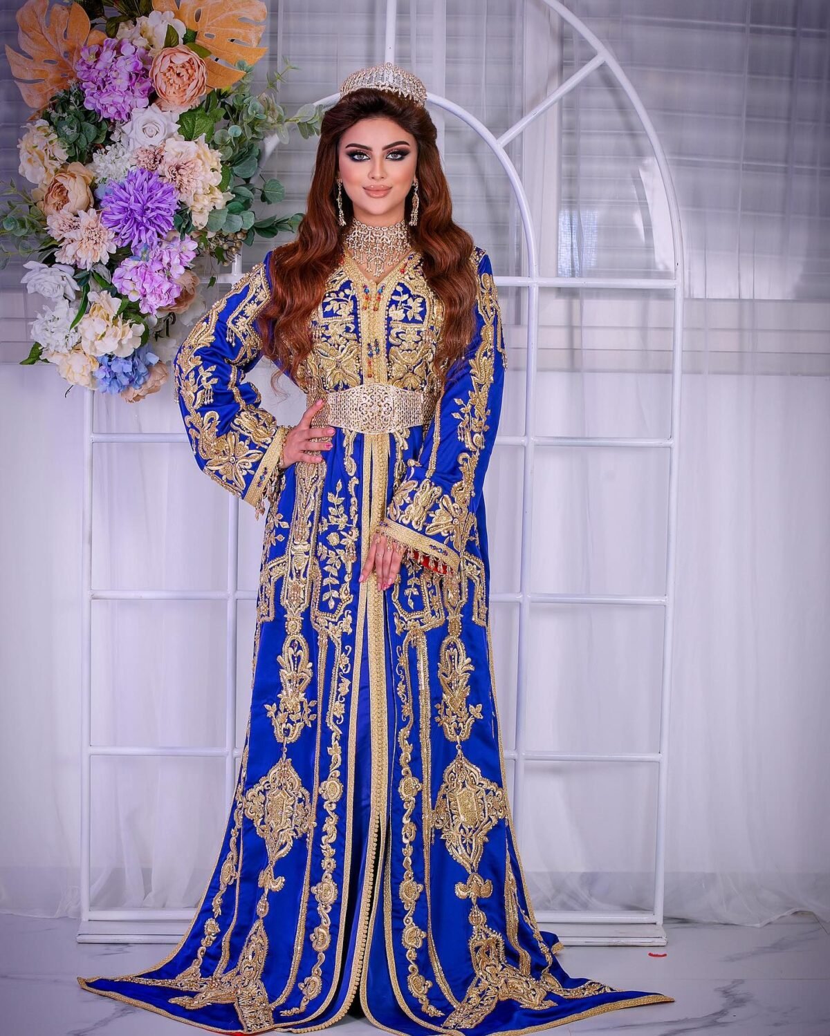 Caftan Market Place Découvrez l'élégance intemporelle du caftan henna, une pièce traditionnelle marocaine magnifiquement ornée. Nos caftans en henna allient beauté et tradition pour des moments inoubliables. Explorez notre collection unique aujourd'hui ! Ce caftan est parfait pour une cérémonie helal. Fabriqué en tissu crêpe de soie, il est brodé et perlé à la main. Le caftan par-dessous, en tissu drap de soie, est accompagné d'une ceinture en métal doré.