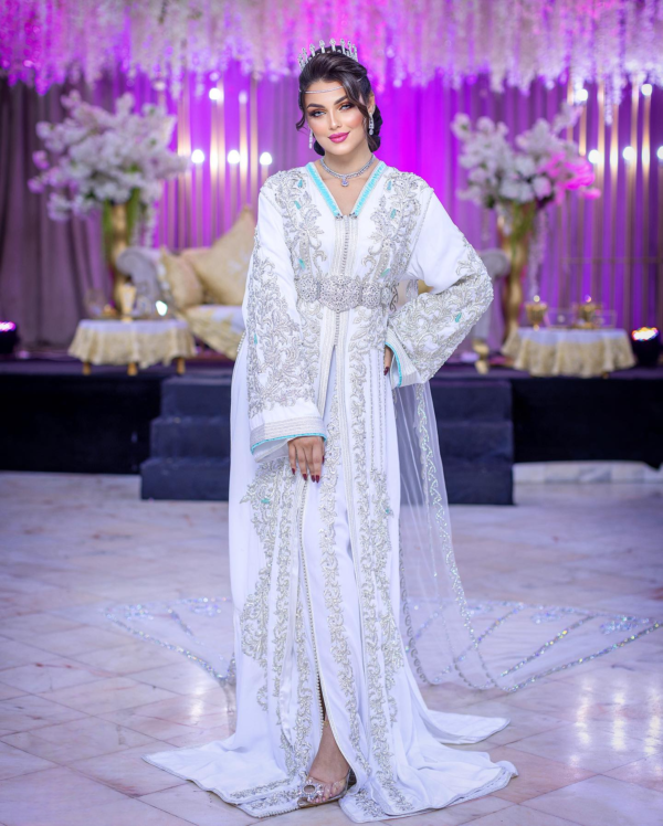 Caftan Market Place Découvrez l'élégance intemporelle du caftan henna, une pièce traditionnelle marocaine magnifiquement ornée. Nos caftans en henna allient beauté et tradition pour des moments inoubliables. Explorez notre collection unique aujourd'hui ! Caftan Market Place Découvrez l'élégance intemporelle du caftan henna, une pièce traditionnelle marocaine magnifiquement ornée. Nos caftans en henna allient beauté et tradition pour des moments inoubliables. Explorez notre collection unique aujourd'hui !