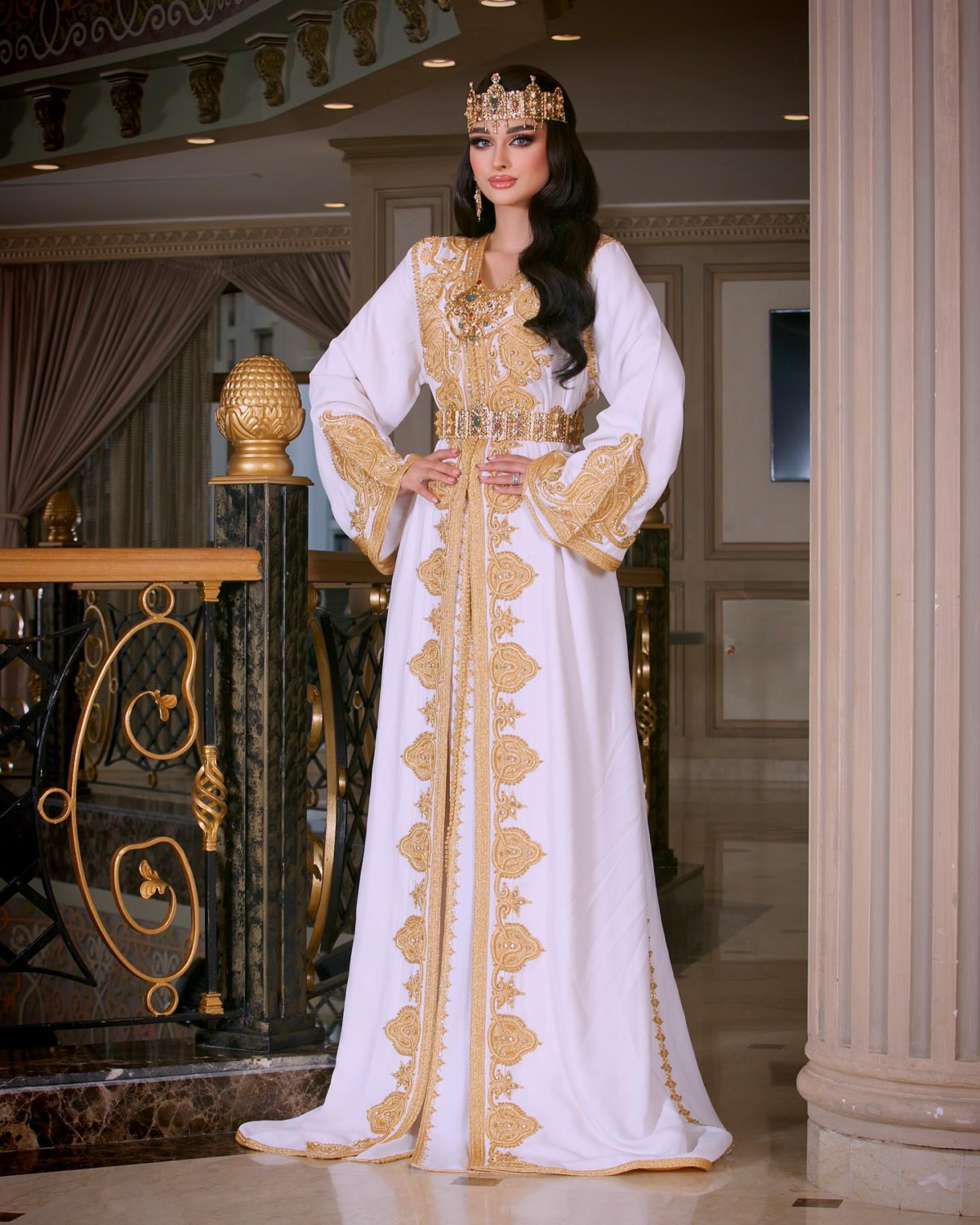 Caftan Market Place Découvrez l'élégance intemporelle du caftan henna, une pièce traditionnelle marocaine magnifiquement ornée. Nos caftans en henna allient beauté et tradition pour des moments inoubliables. Explorez notre collection unique aujourd'hui ! Le caftan sirene, composé de deux pièces en crêpe de soie blanc, travaillé en zewak maalam, sfifa et button en skali doré. Le bas est confectionné en draps de soie blanc, Il est accompagné d'une ceinture assortie en metal.