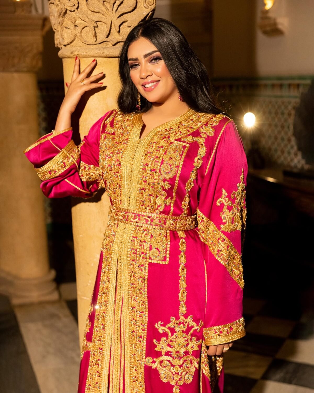 Caftan Market Place Découvrez l'élégance intemporelle du caftan henna, une pièce traditionnelle marocaine magnifiquement ornée. Nos caftans en henna allient beauté et tradition pour des moments inoubliables. Explorez notre collection unique aujourd'hui ! Le caftan Nariman se compose de deux pièces en satin duchesse rose, ornées de broderies dorées, de perles en cristal, de sfifa et de boutons en skali doré. La partie inférieure est confectionnée en drap de soie rose, perlé à la main. Il est accompagné d'une ceinture assortie en métal.