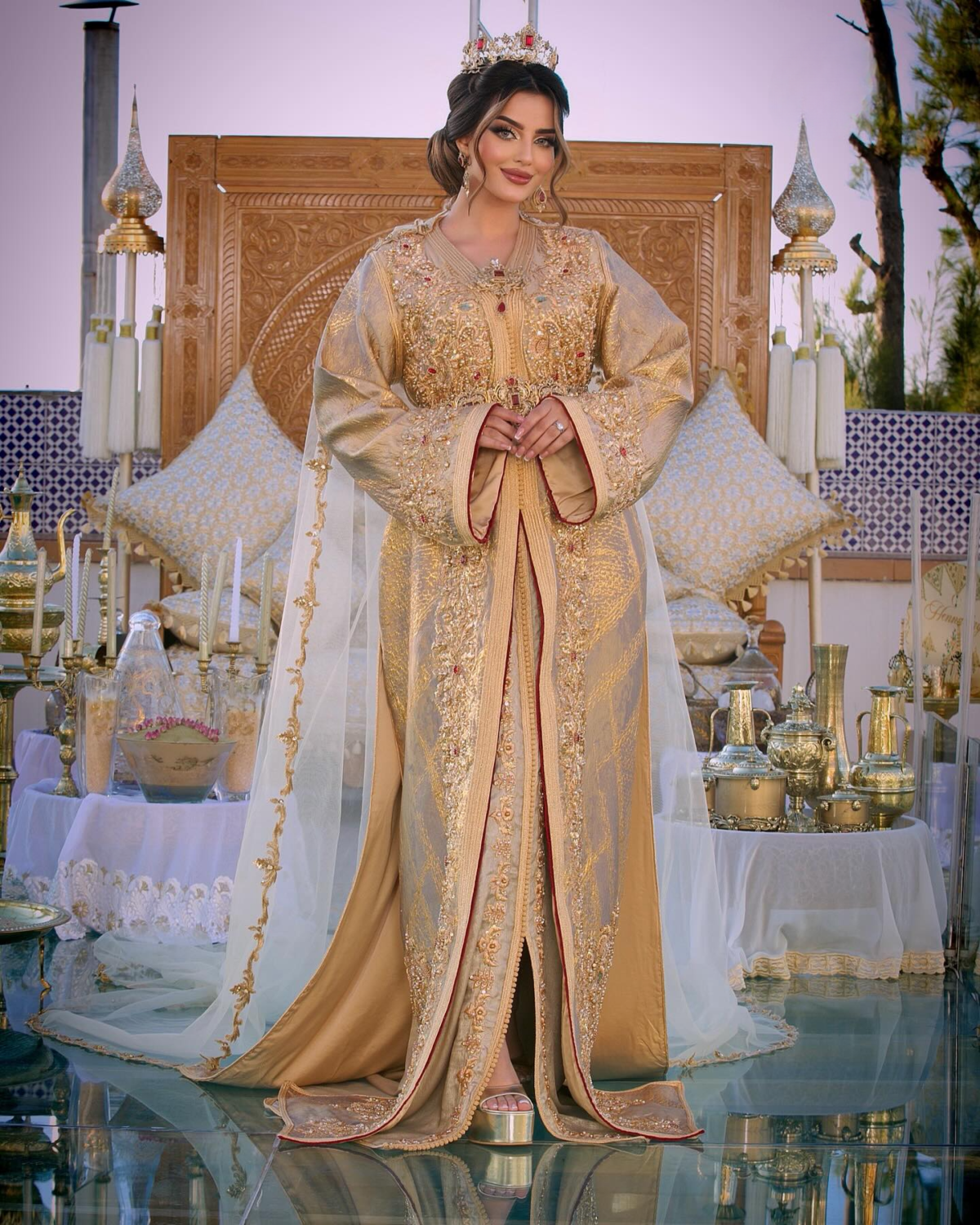 Caftan Market Place Découvrez l'élégance intemporelle du caftan henna, une pièce traditionnelle marocaine magnifiquement ornée. Nos caftans en henna allient beauté et tradition pour des moments inoubliables. Explorez notre collection unique aujourd'hui ! Caftan de mariage en brocard doré, brodé et perlé à la main. Le bas en satin duchesse est également brodé et perlé à la main, livré avec une ceinture assortie en metal.
